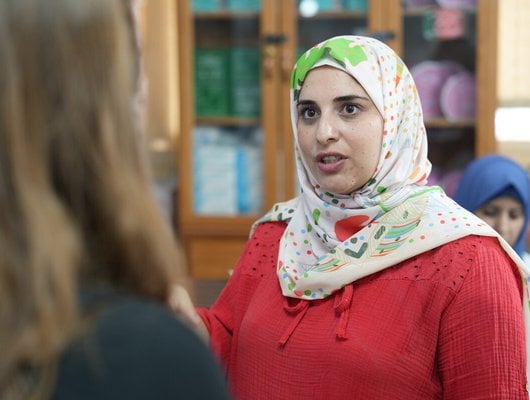 A woman discussing palestinan rights