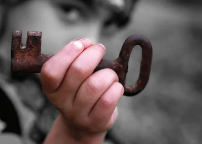 Photo of child holding an old key, symbolising the right to return to Palestine.