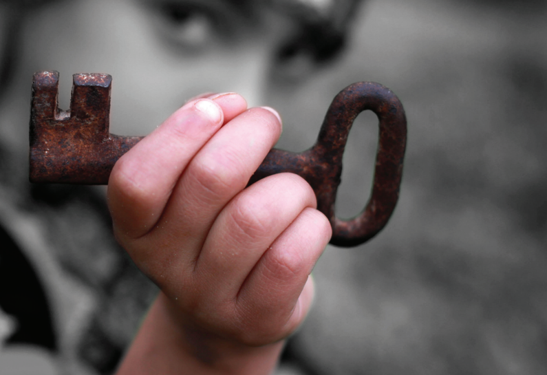 Photo of child holding an old key, symbolising the right to return to Palestine.